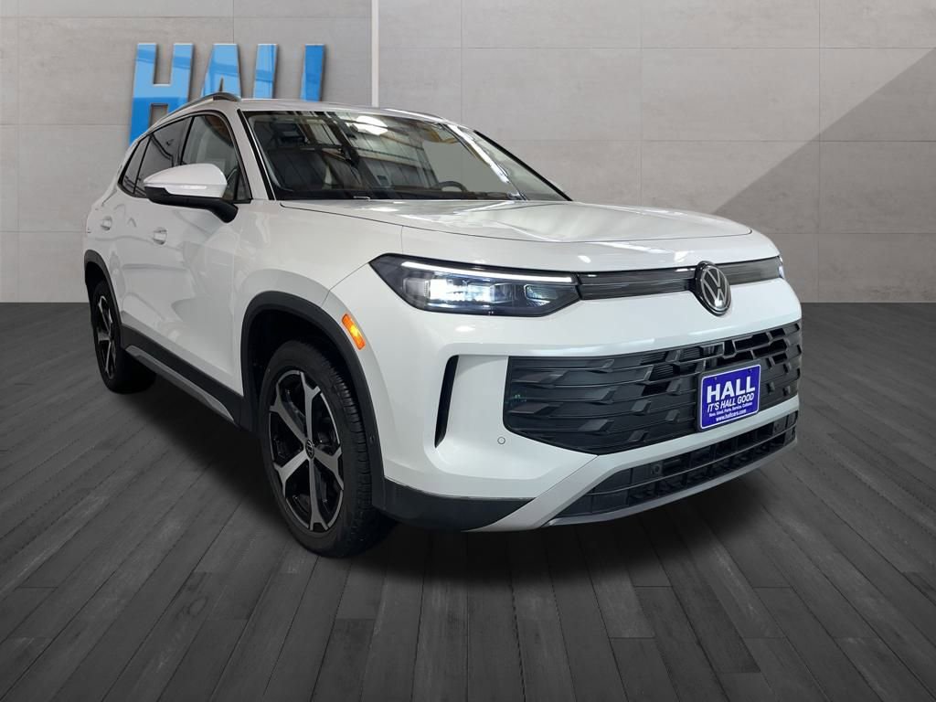 Certified 2025 Volkswagen Tiguan SE image 8