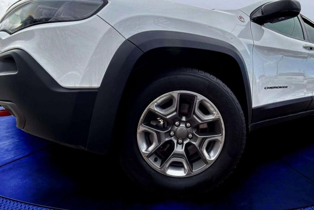 Used 2019 Jeep Cherokee Trailhawk image 22