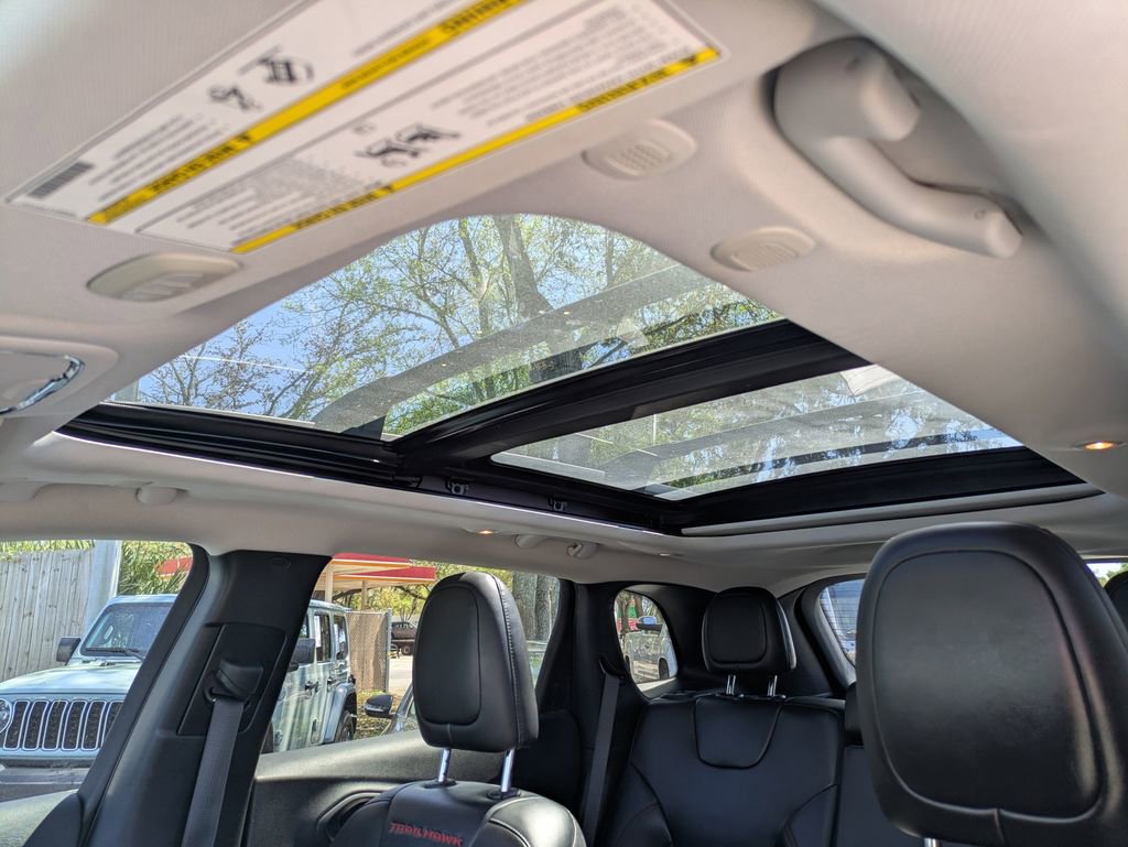 Used 2020 Jeep Cherokee Trailhawk w/ Technology Group AWD/4WD image 25