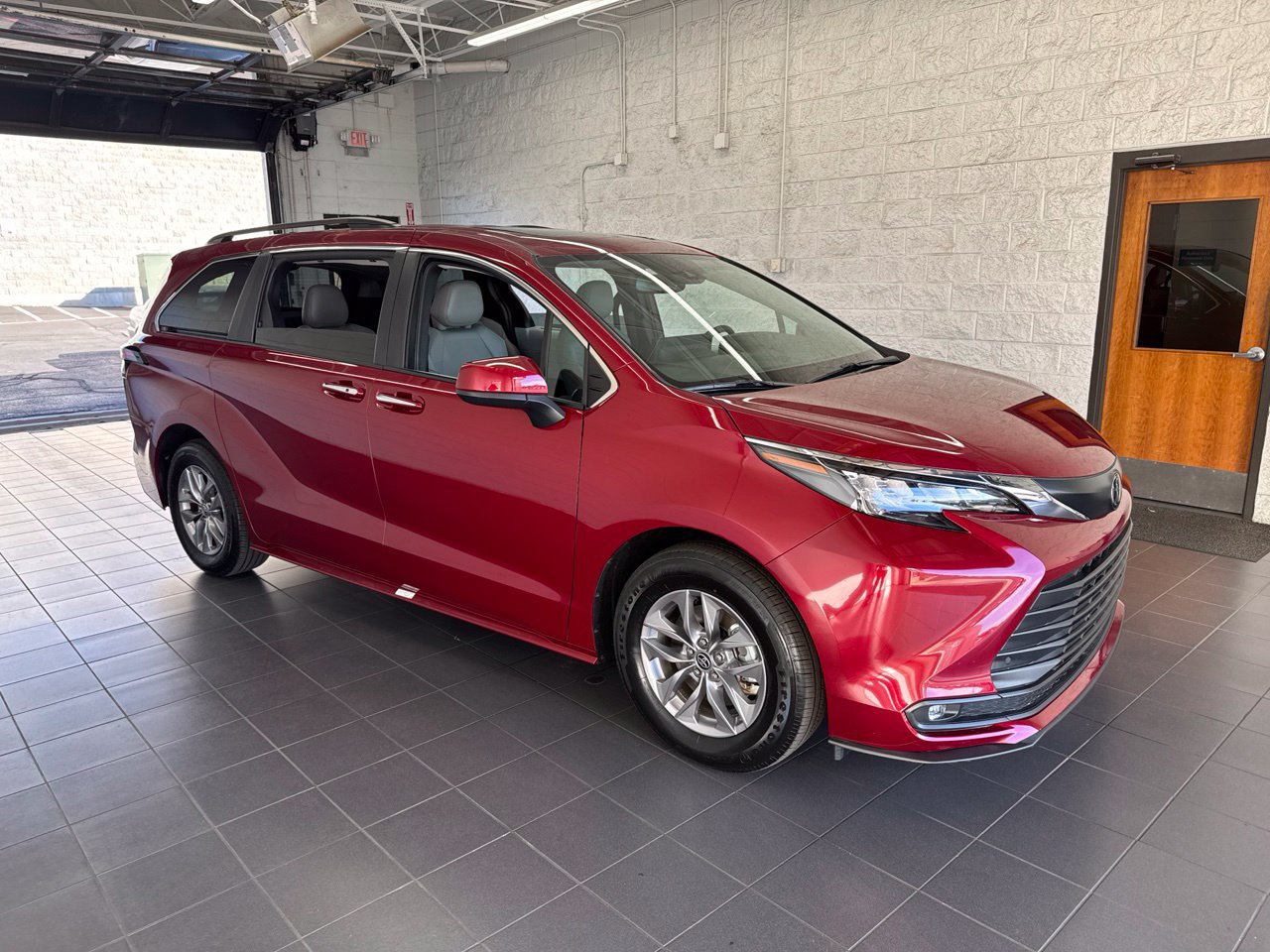Used 2026 Toyota Sienna XLE FWD image 1