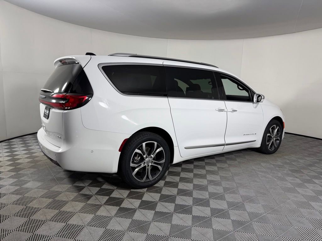 Used 2024 Chrysler Pacifica Pinnacle image 6