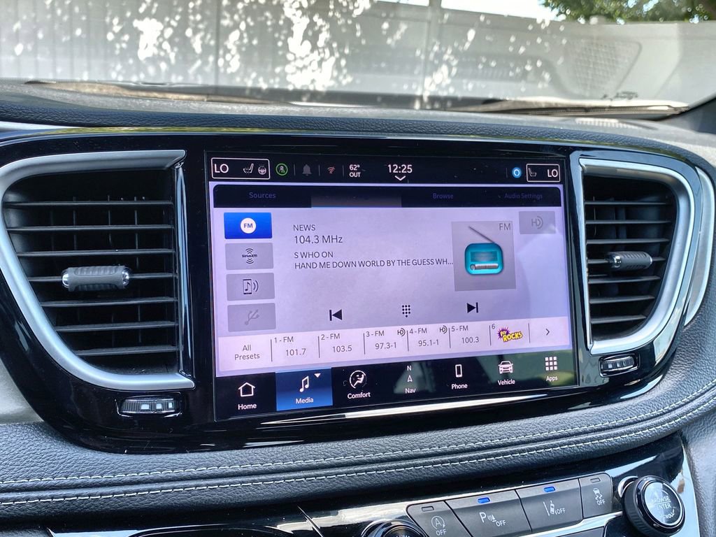 Used 2024 Chrysler Pacifica Limited w/ S Appearance Package image 16