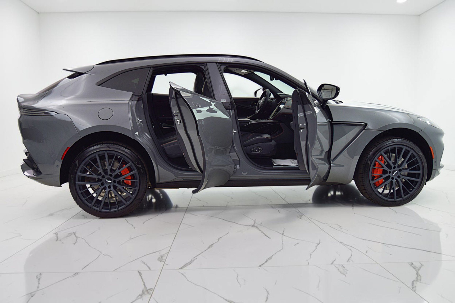 Used 2023 Aston Martin DBX AWD/4WD image 12