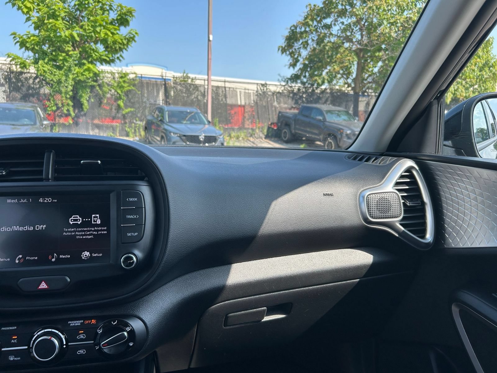 Used 2025 Kia Soul LX w/ LX Technology Package FWD image 30
