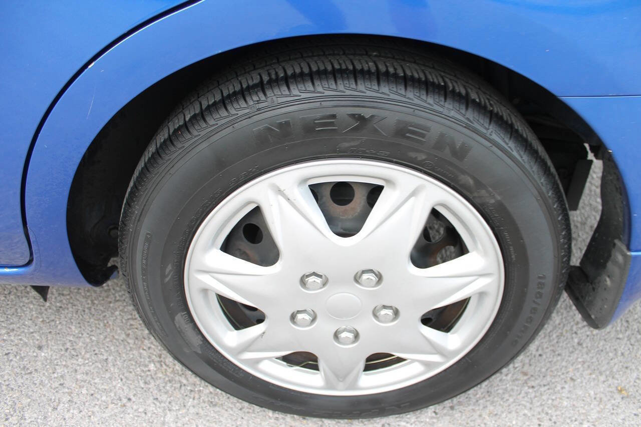 Used 2015 Nissan Versa SV FWD image 13