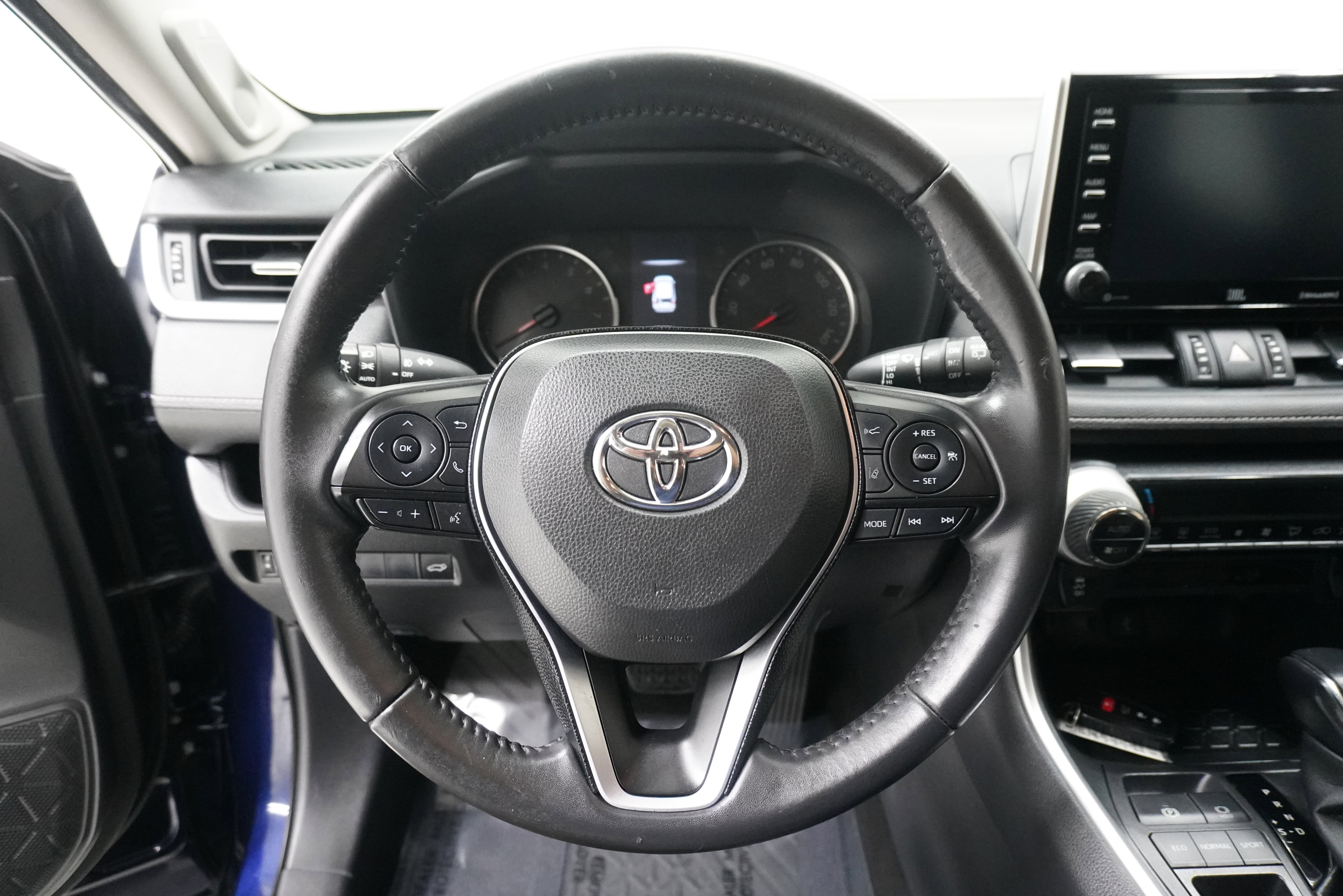 Used 2020 Toyota RAV4 XLE Premium image 16