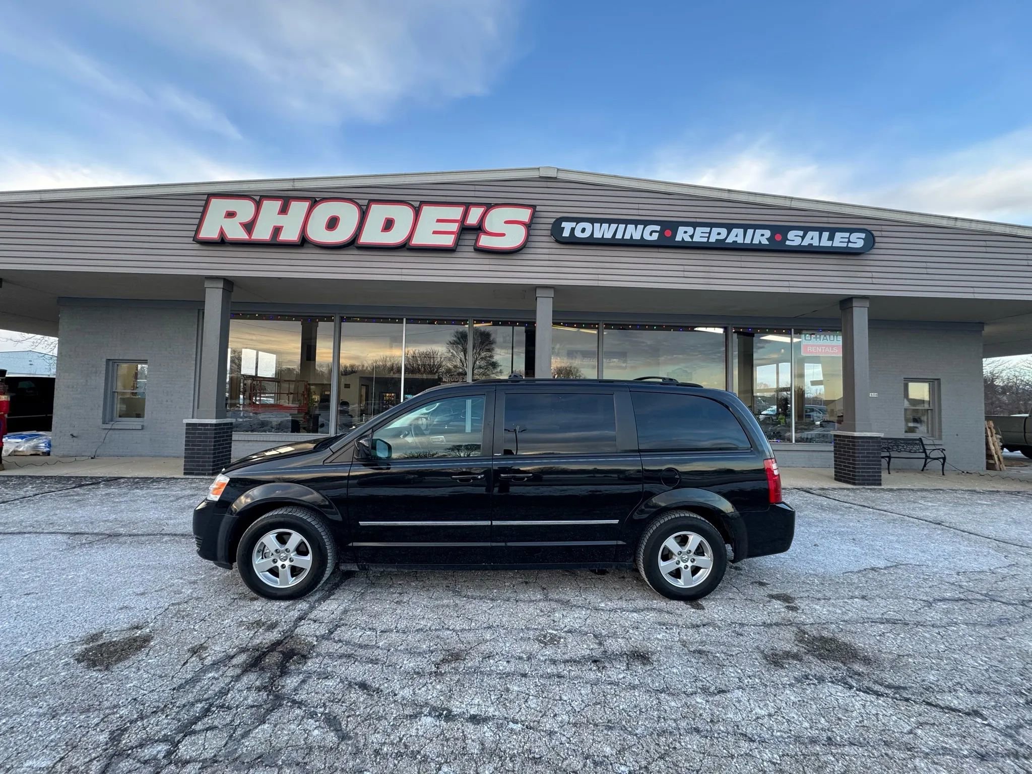 Used 2010 Dodge Grand Caravan SXT w/ Family Value Group FWD image 2