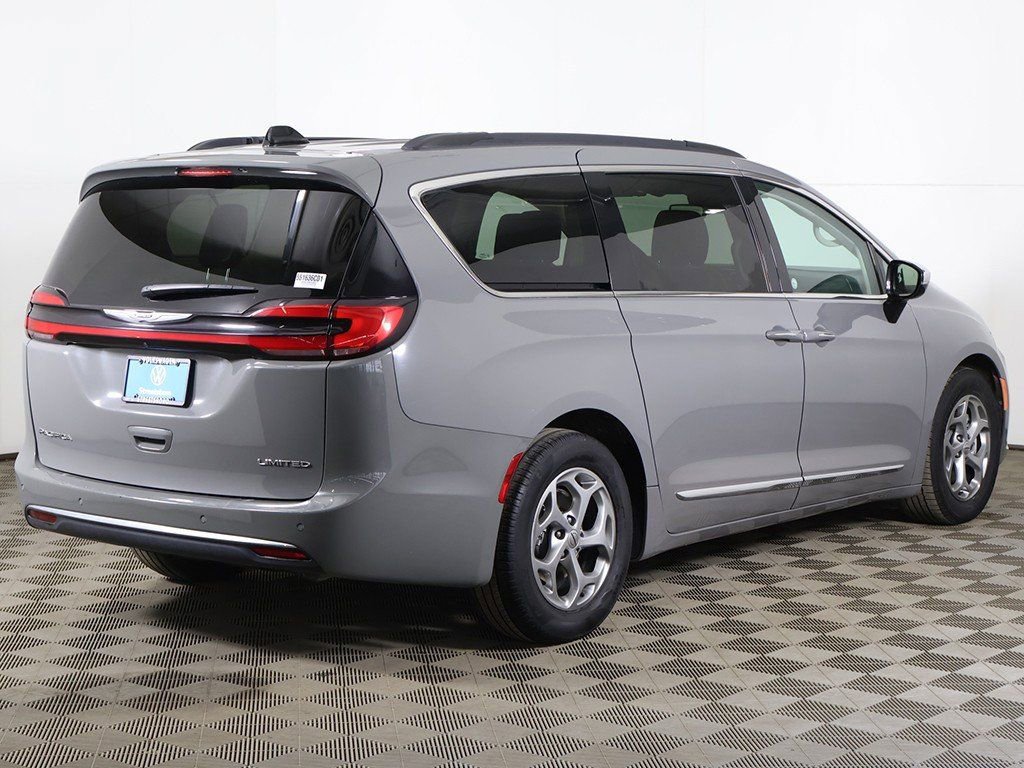 Used 2023 Chrysler Pacifica Limited image 16