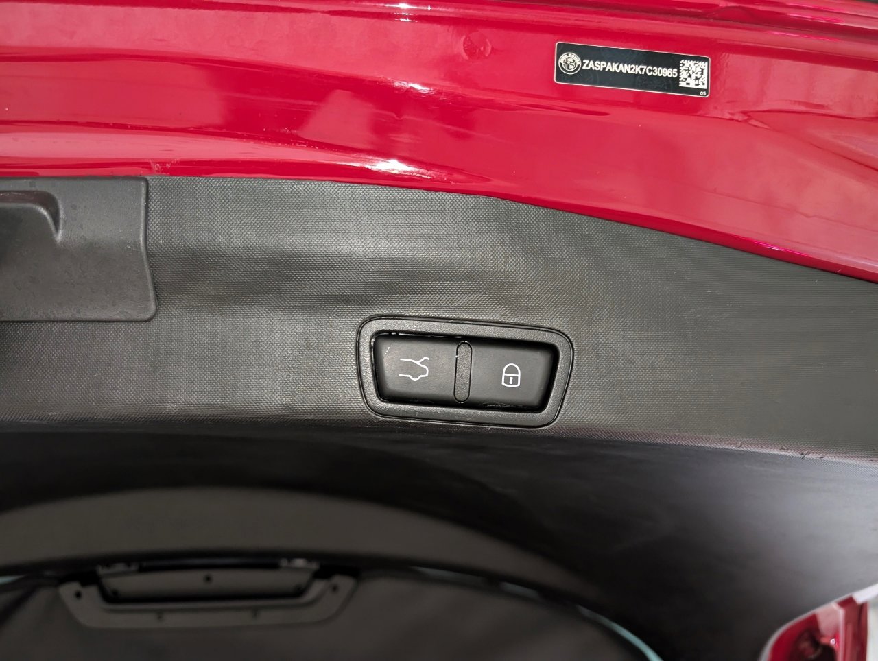 Used 2019 Alfa Romeo Stelvio AWD image 25