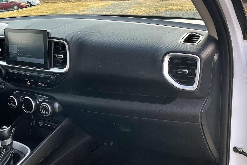 Used 2025 Hyundai Venue SEL image 13