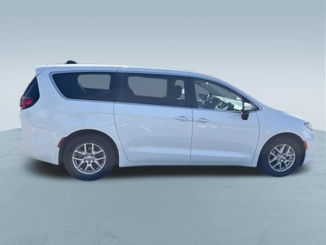 Used 2023 Chrysler Pacifica Touring-L FWD image 10