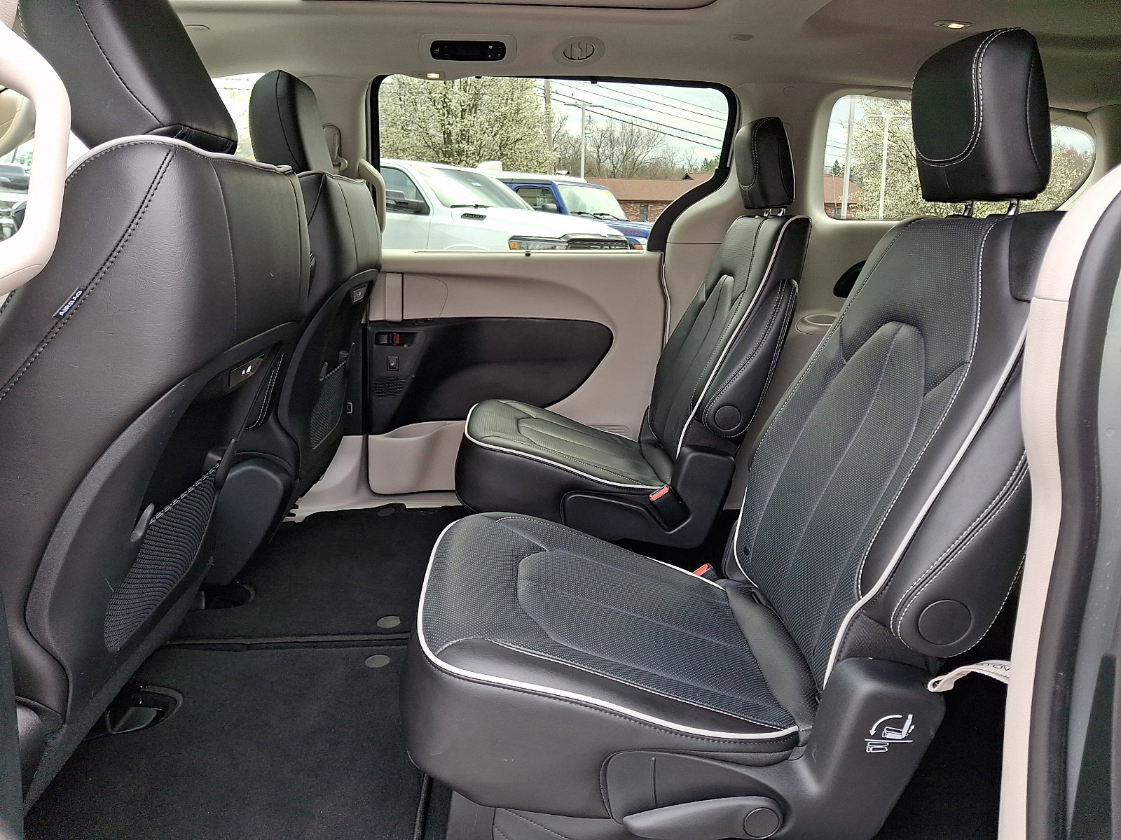 Used 2024 Chrysler Pacifica Limited image 10