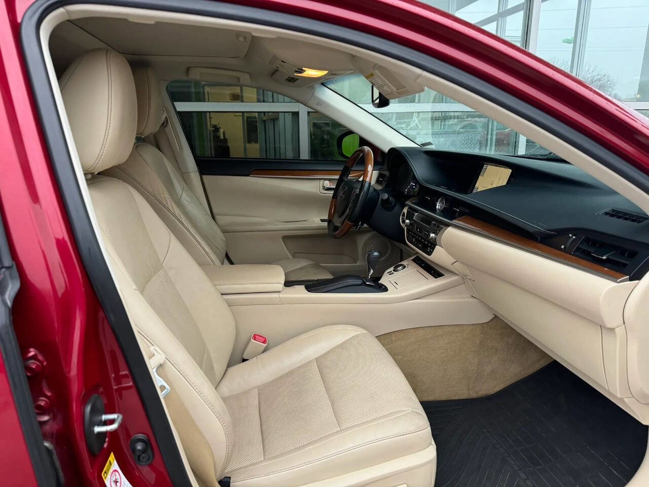 Used 2014 Lexus ES 300h w/ Luxury Package w/Bamboo Trim FWD image 16