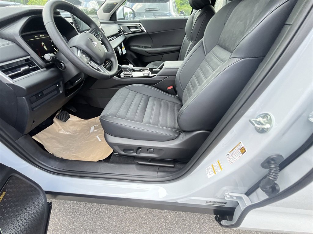 New 2025 Mitsubishi Outlander SE image 12