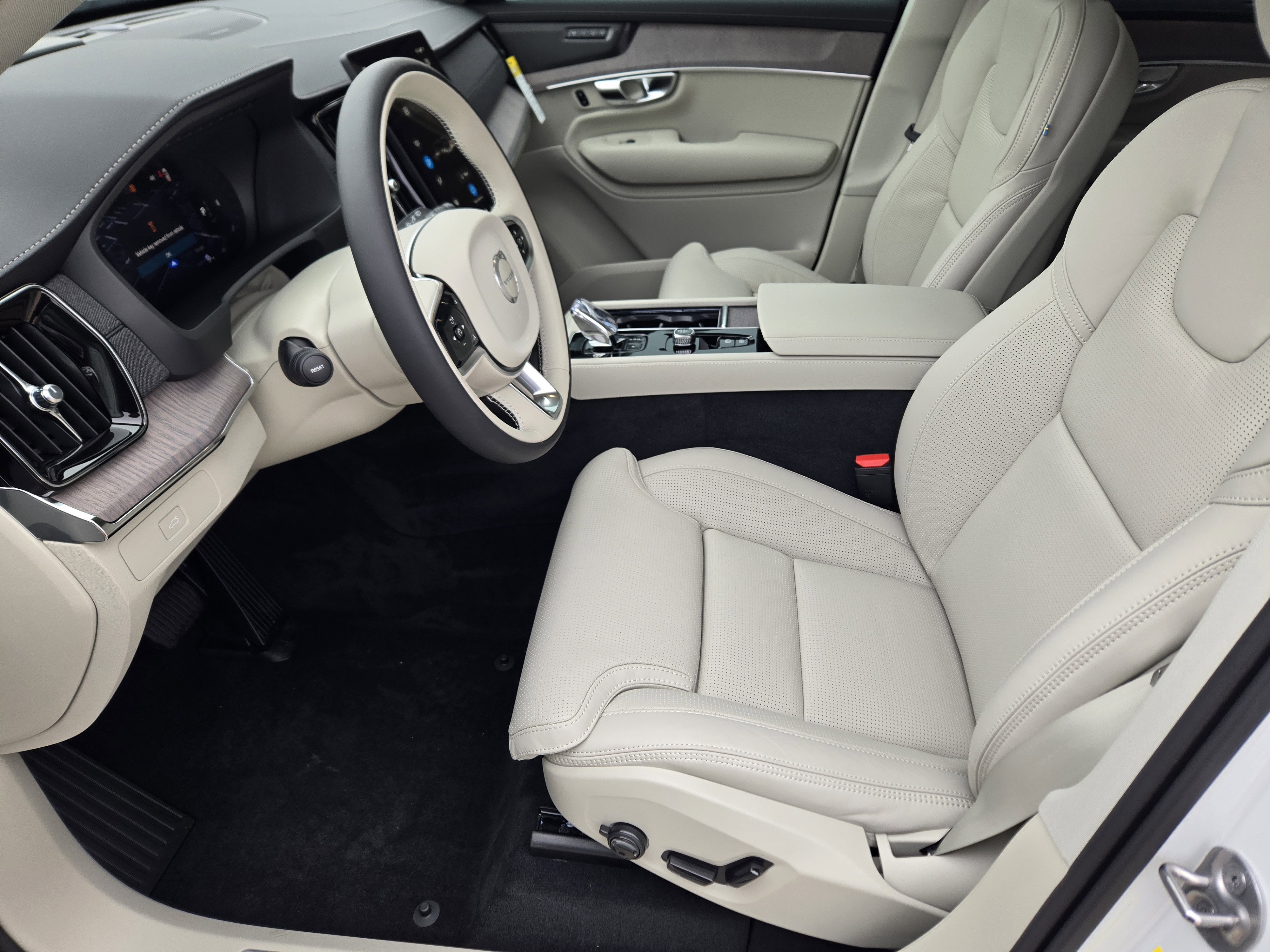 New 2026 Volvo XC90 B6 Ultra w/ Protection Package image 15