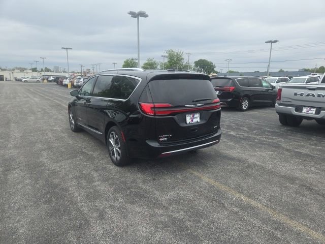 Used 2026 Chrysler Pacifica Pinnacle w/ Trailer Tow Group AWD/4WD image 11