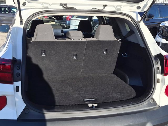 Used 2023 Kia Seltos LX image 8