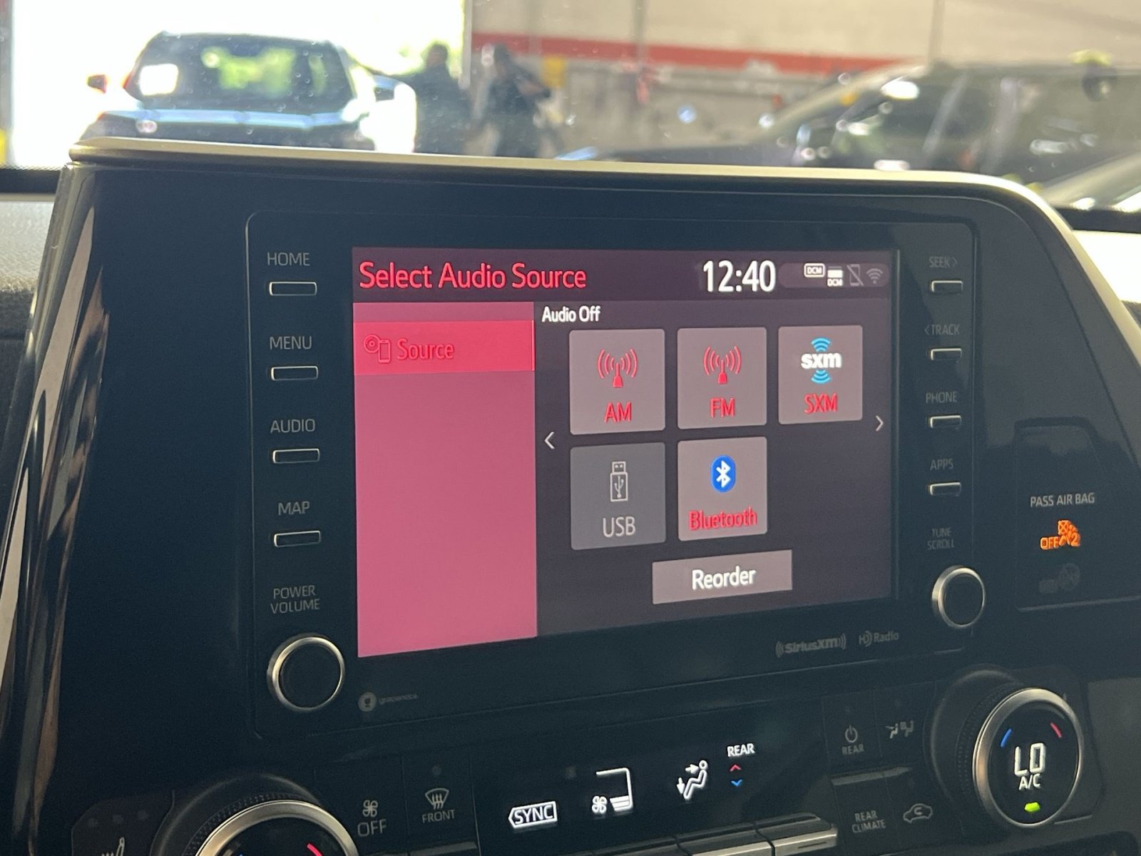 Used 2020 Toyota Highlander XLE AWD/4WD image 18