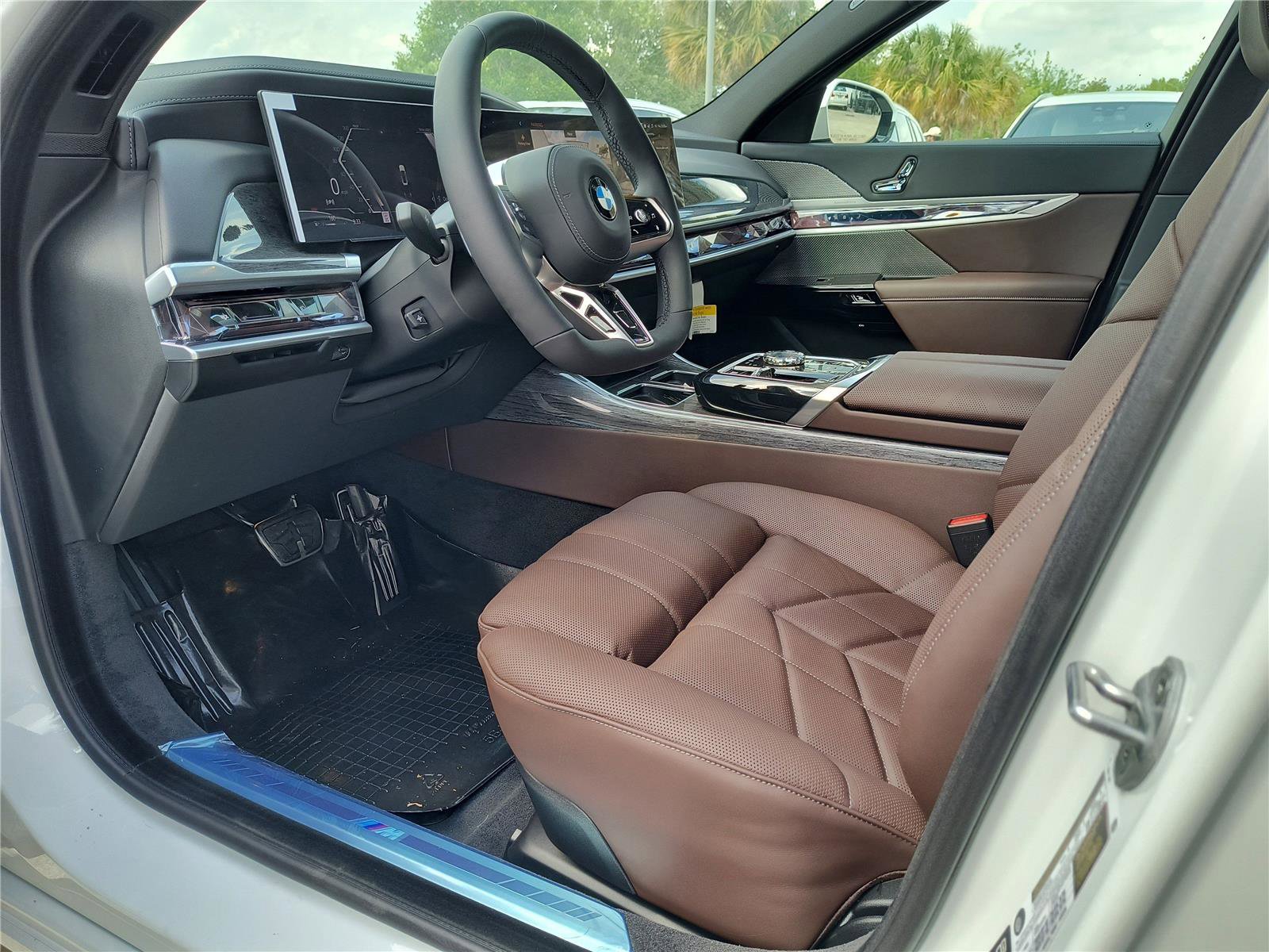 Used 2025 BMW 760i xDrive w/ Executive Package image 2