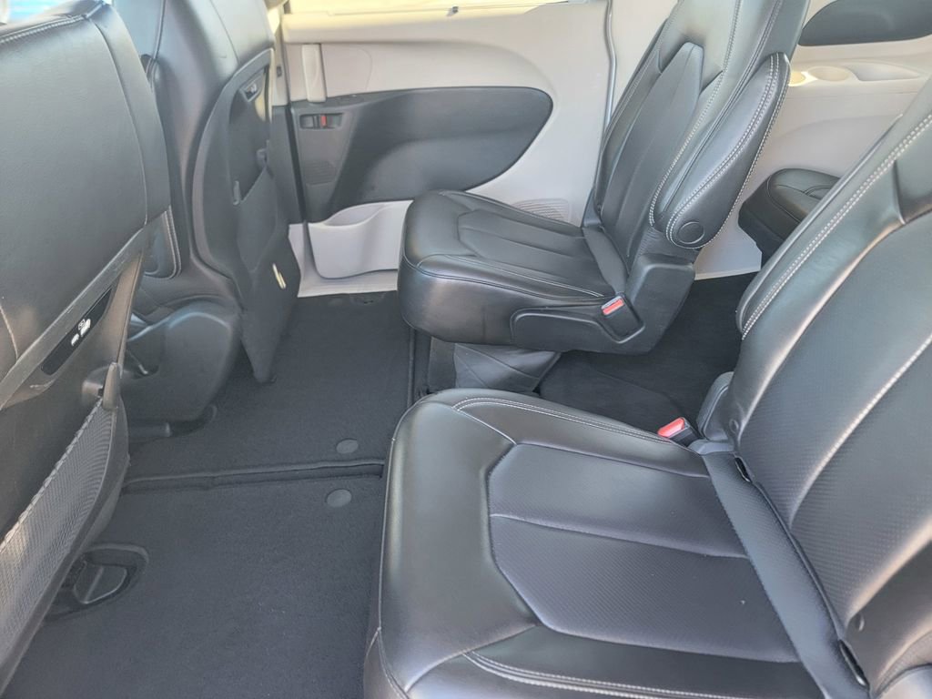 Certified 2023 Chrysler Pacifica Touring-L image 15