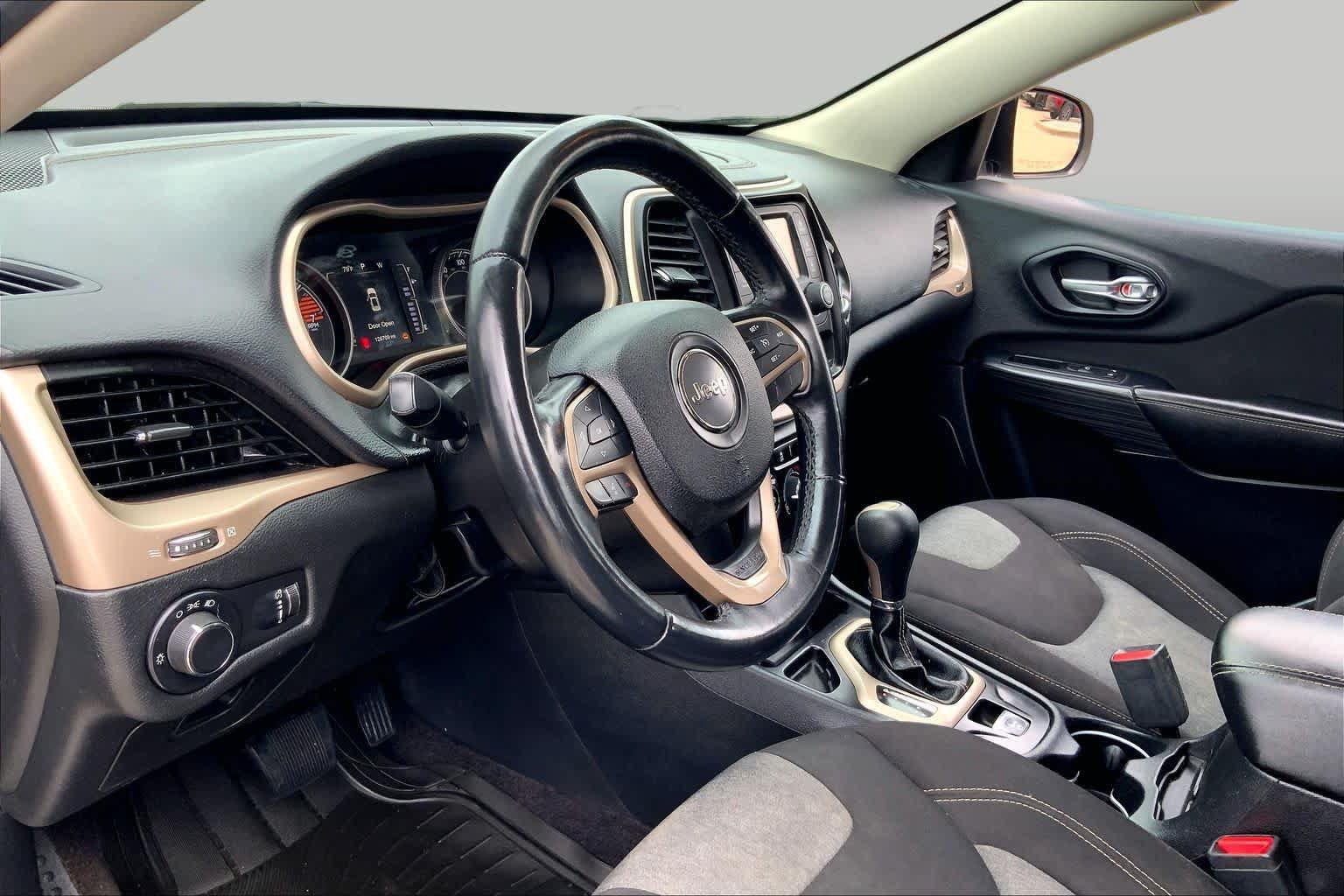Used 2016 Jeep Cherokee Sport FWD image 18