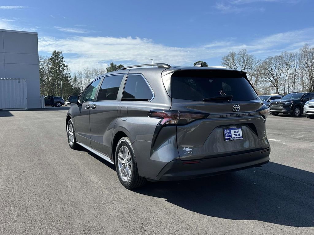 Used 2025 Toyota Sienna XLE image 28