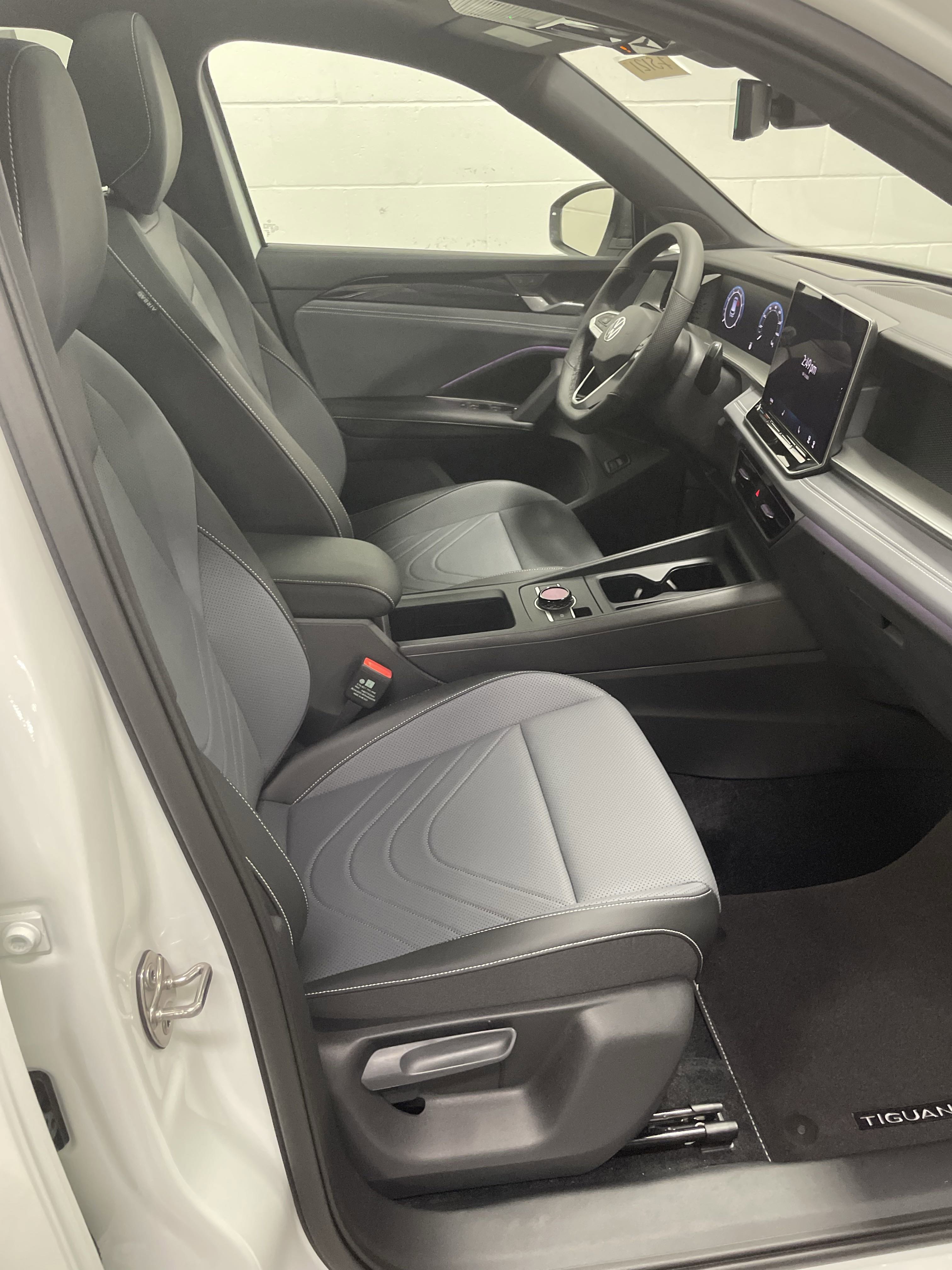 New 2025 Volkswagen Tiguan SE R-Line image 10