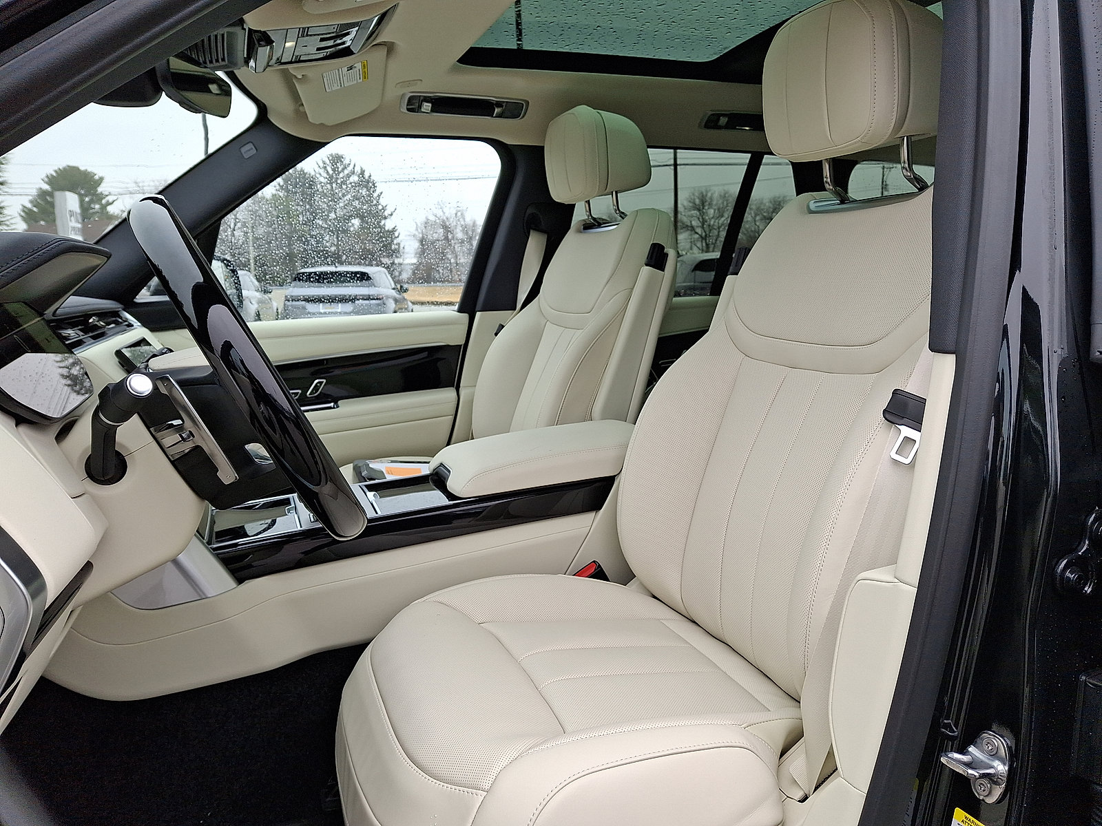 New 2026 Land Rover Range Rover SE image 3