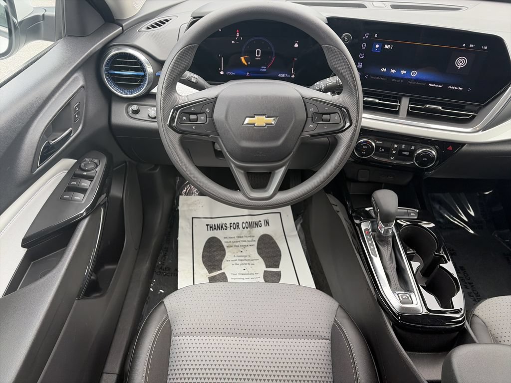 Used 2025 Chevrolet Trax LT FWD image 15