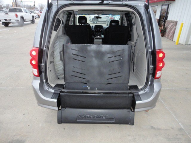 Used 2015 Dodge Grand Caravan SXT image 14
