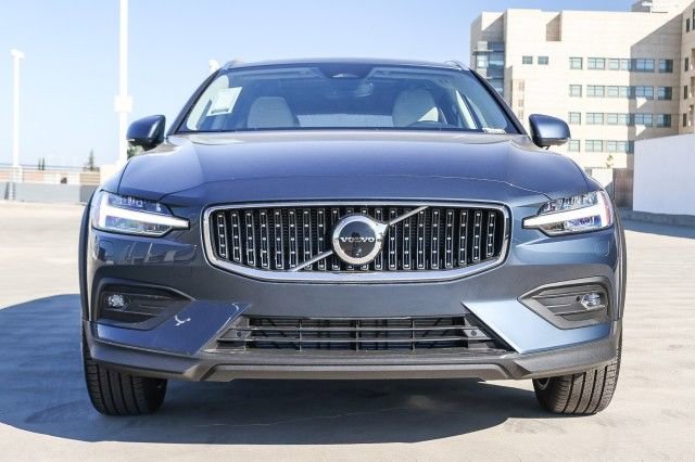 New 2026 Volvo V60 B5 Cross Country Plus w/ Climate Package image 2