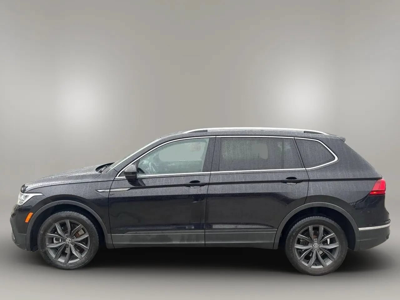 Used 2022 Volkswagen Tiguan SE w/ Panoramic Sunroof Package AWD/4WD image 4