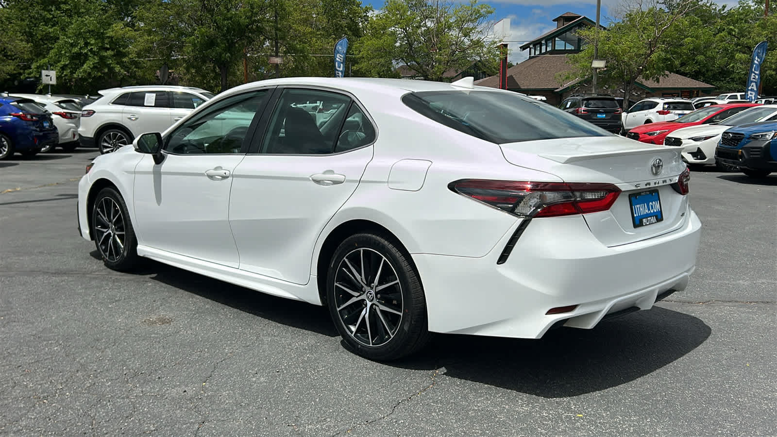 Used 2022 Toyota Camry SE FWD image 7