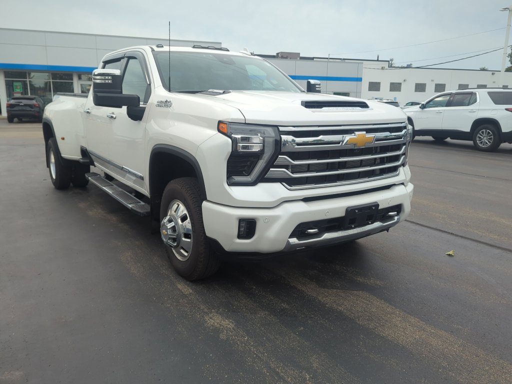 Used 2025 Chevrolet Silverado 3500 High Country w/ High Country Premium Package AWD/4WD image 3