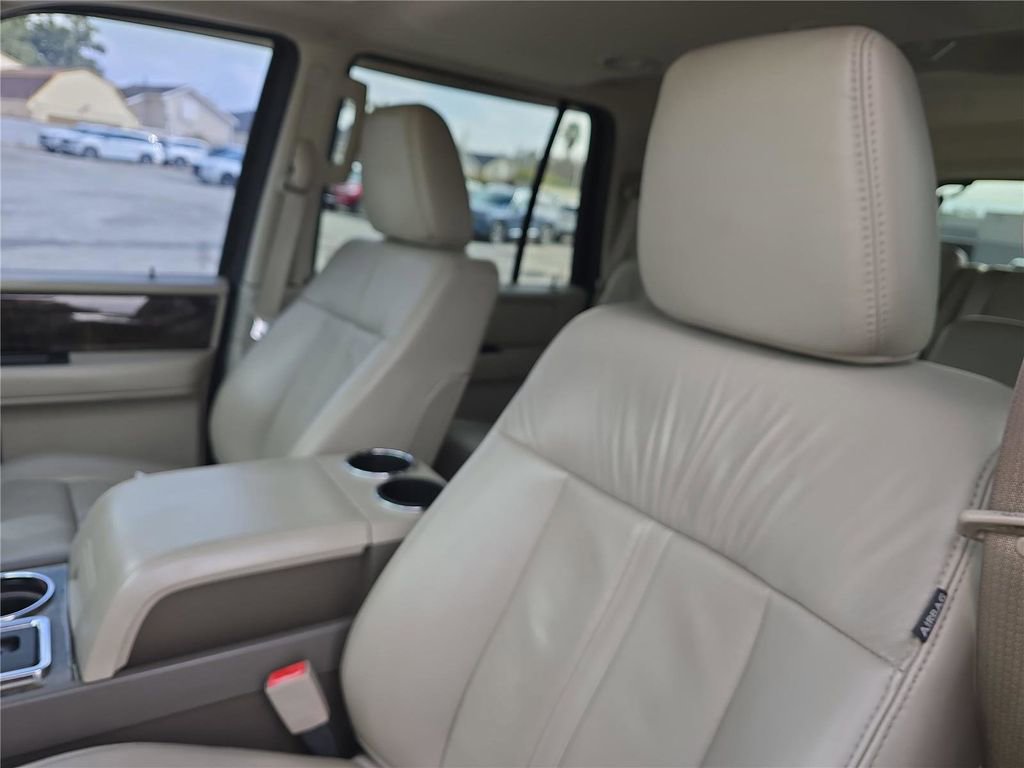 Used 2017 Lincoln Navigator Select image 14