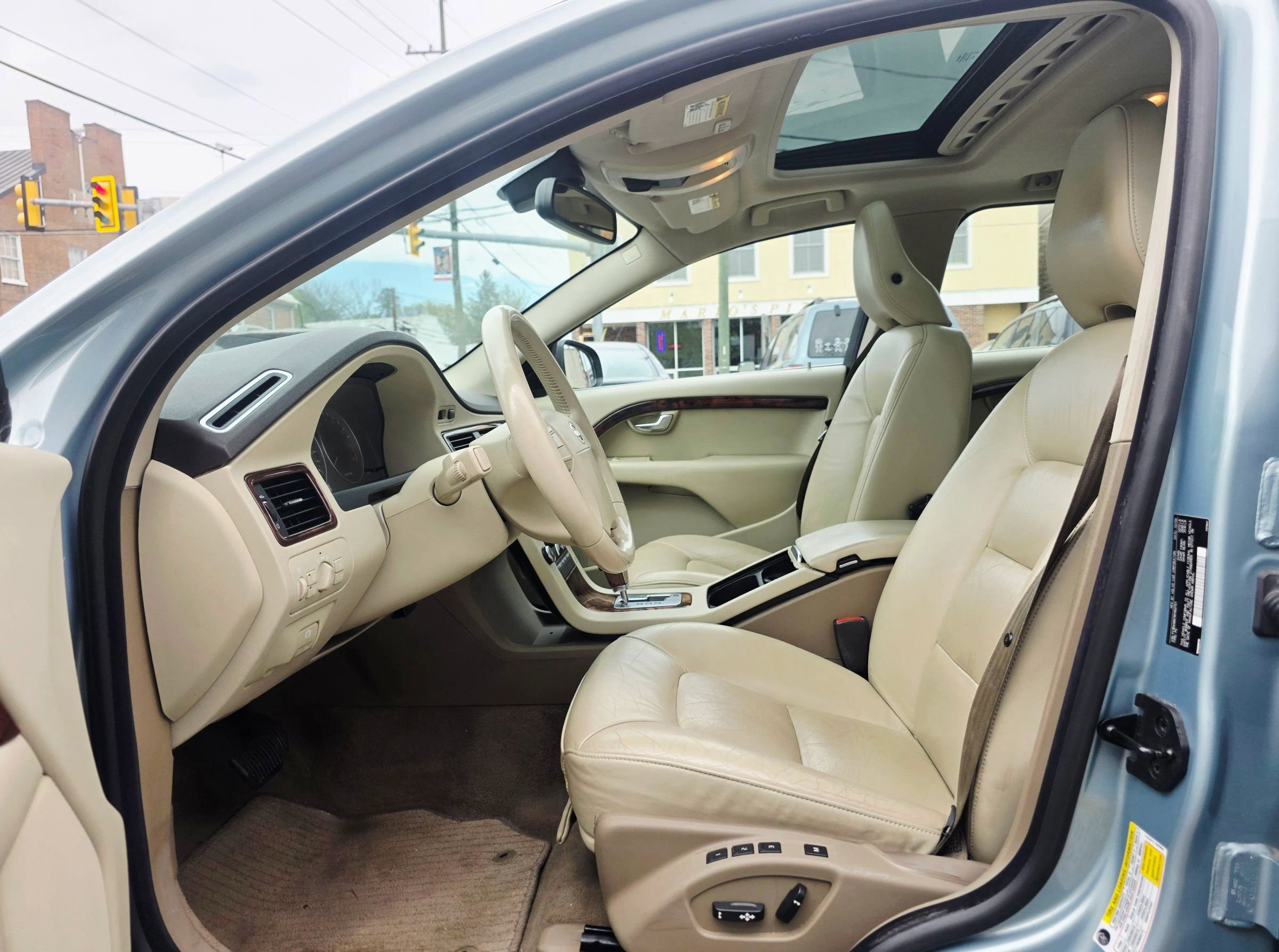 Used 2009 Volvo V70 FWD image 11