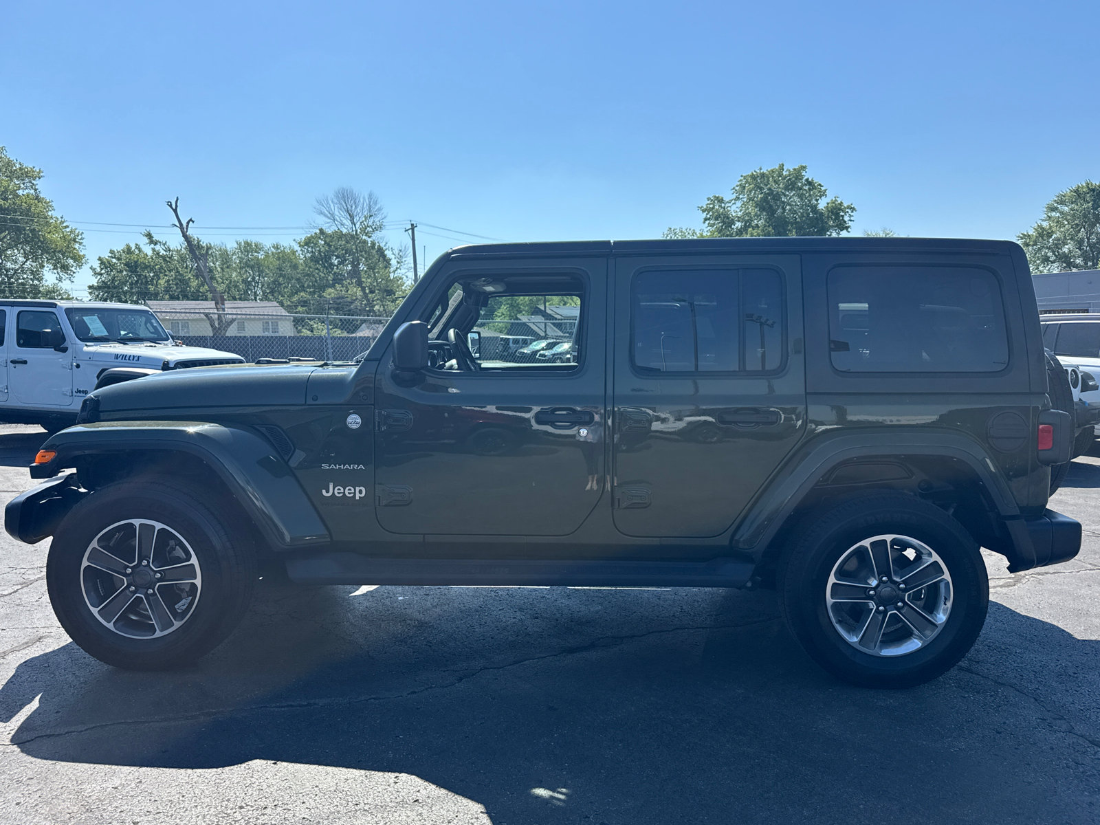 Used 2023 Jeep Wrangler Unlimited Sahara AWD/4WD image 3