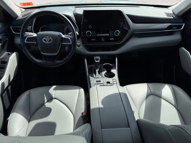 Used 2023 Toyota Highlander XLE AWD/4WD image 13
