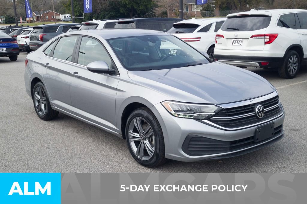 Used 2024 Volkswagen Jetta SE image 3