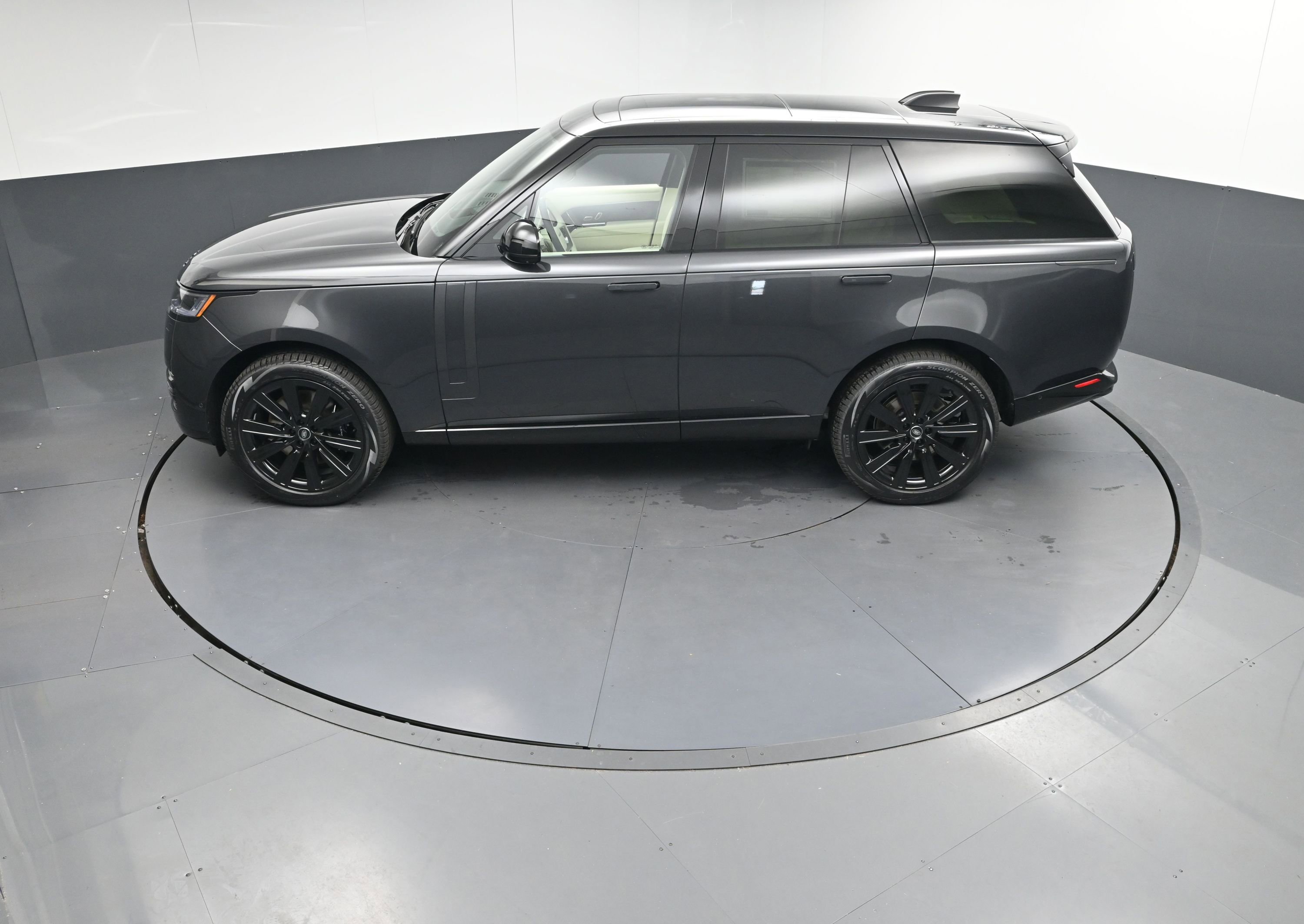 New 2025 Land Rover Range Rover SE image 30