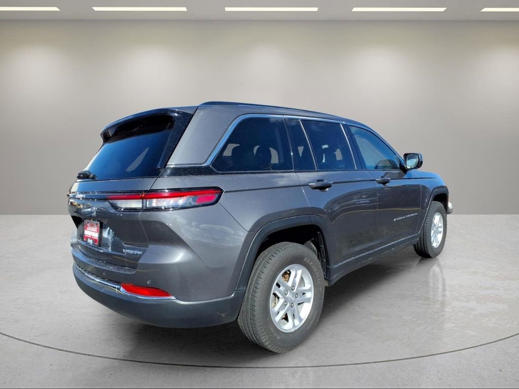 Used 2023 Jeep Grand Cherokee Laredo image 3