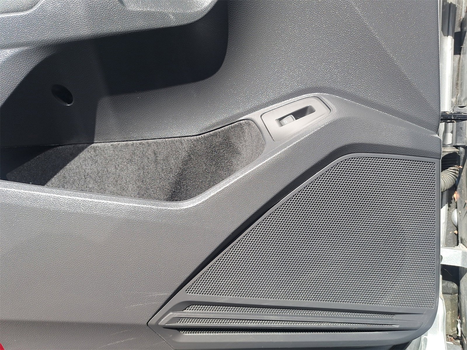 Used 2022 Volkswagen Tiguan SE image 32