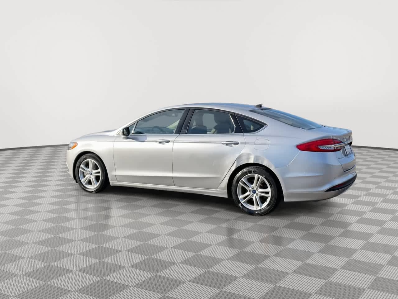 Used 2018 Ford Fusion SE FWD image 6