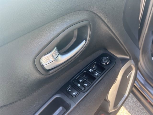 Used 2021 Jeep Renegade Latitude w/ Sun & Sound Group image 9