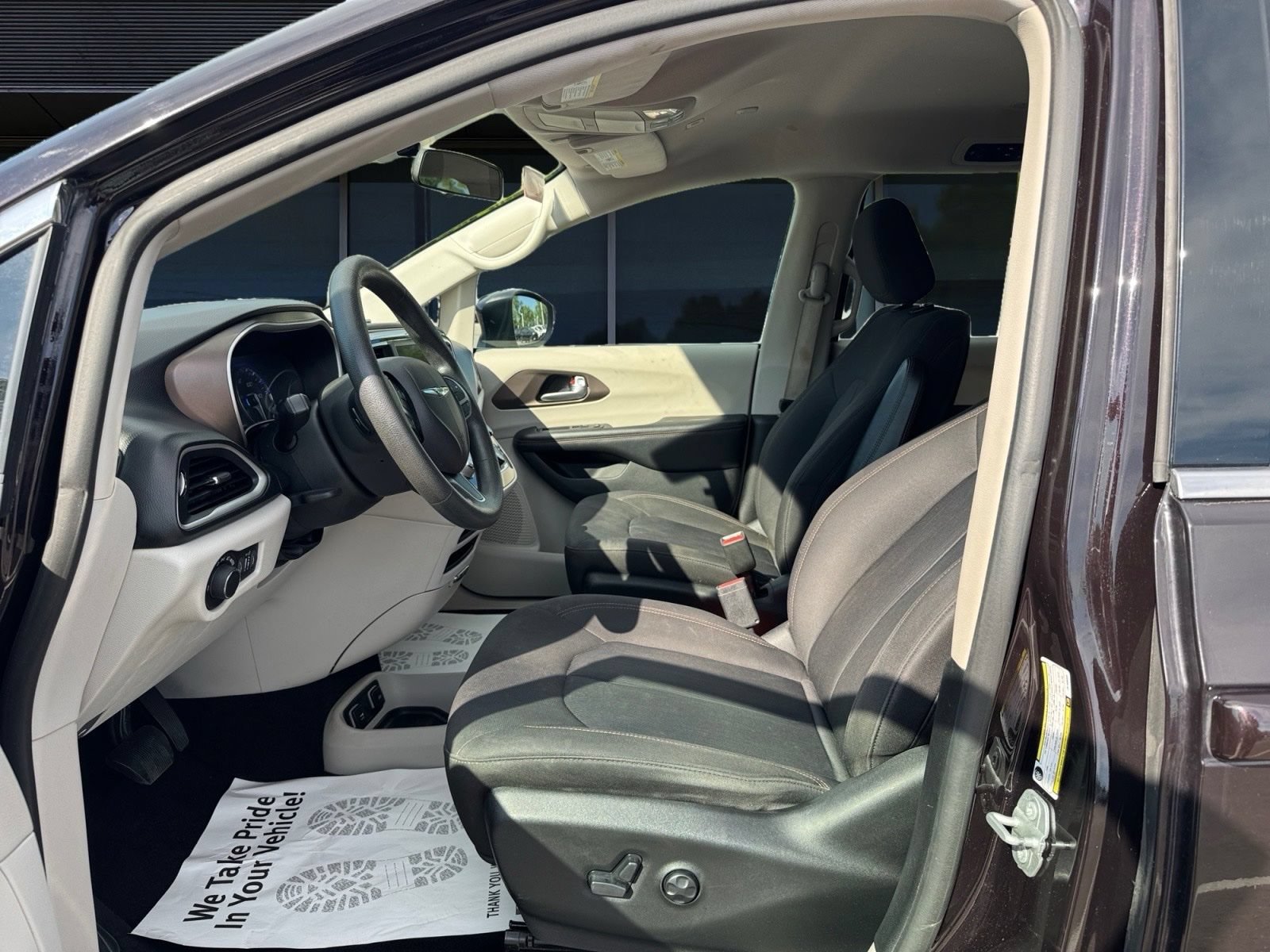 Used 2018 Chrysler Pacifica Touring w/ Tire & Wheel Group FWD image 2