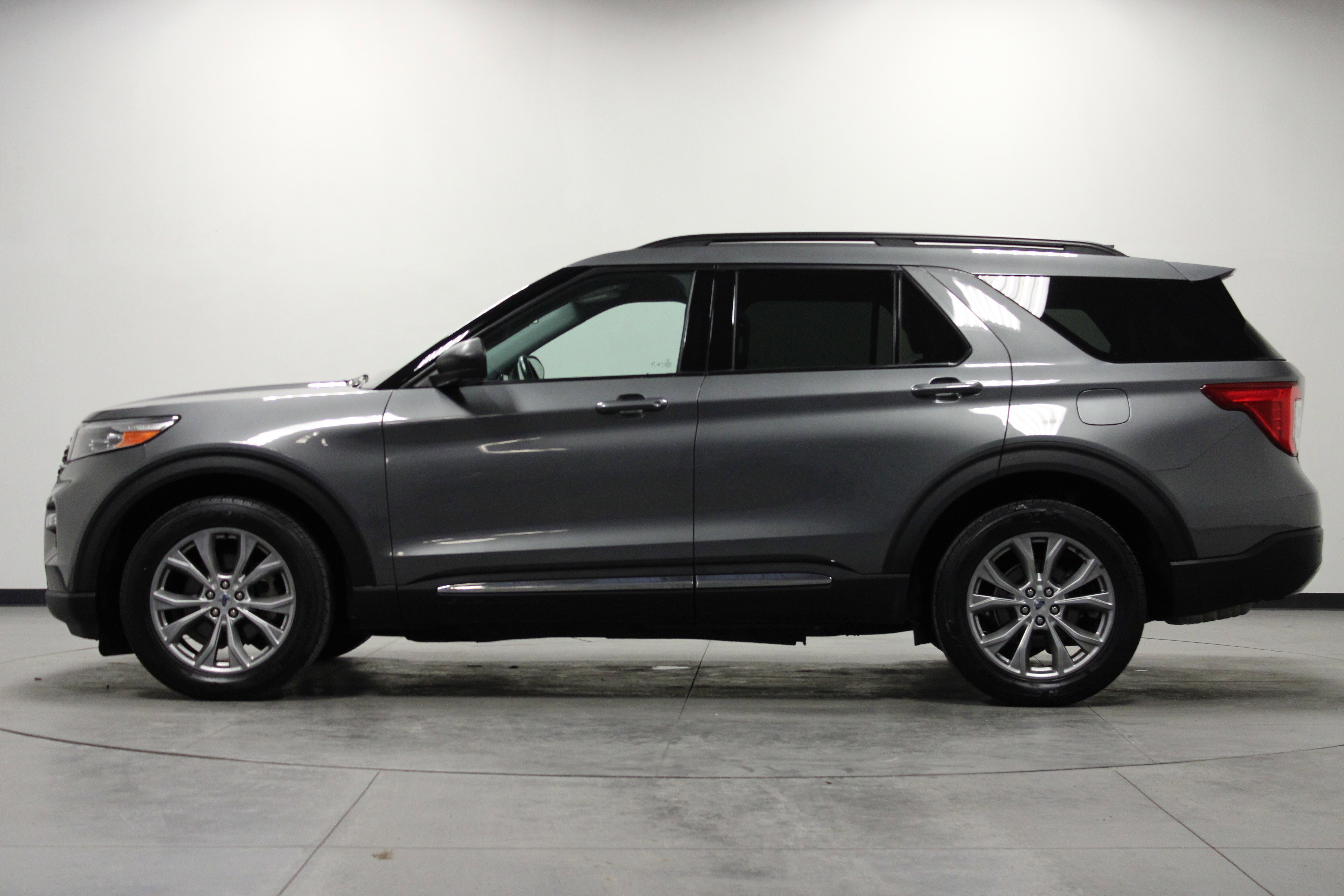 Used 2022 Ford Explorer XLT w/ Equipment Group 202A image 4