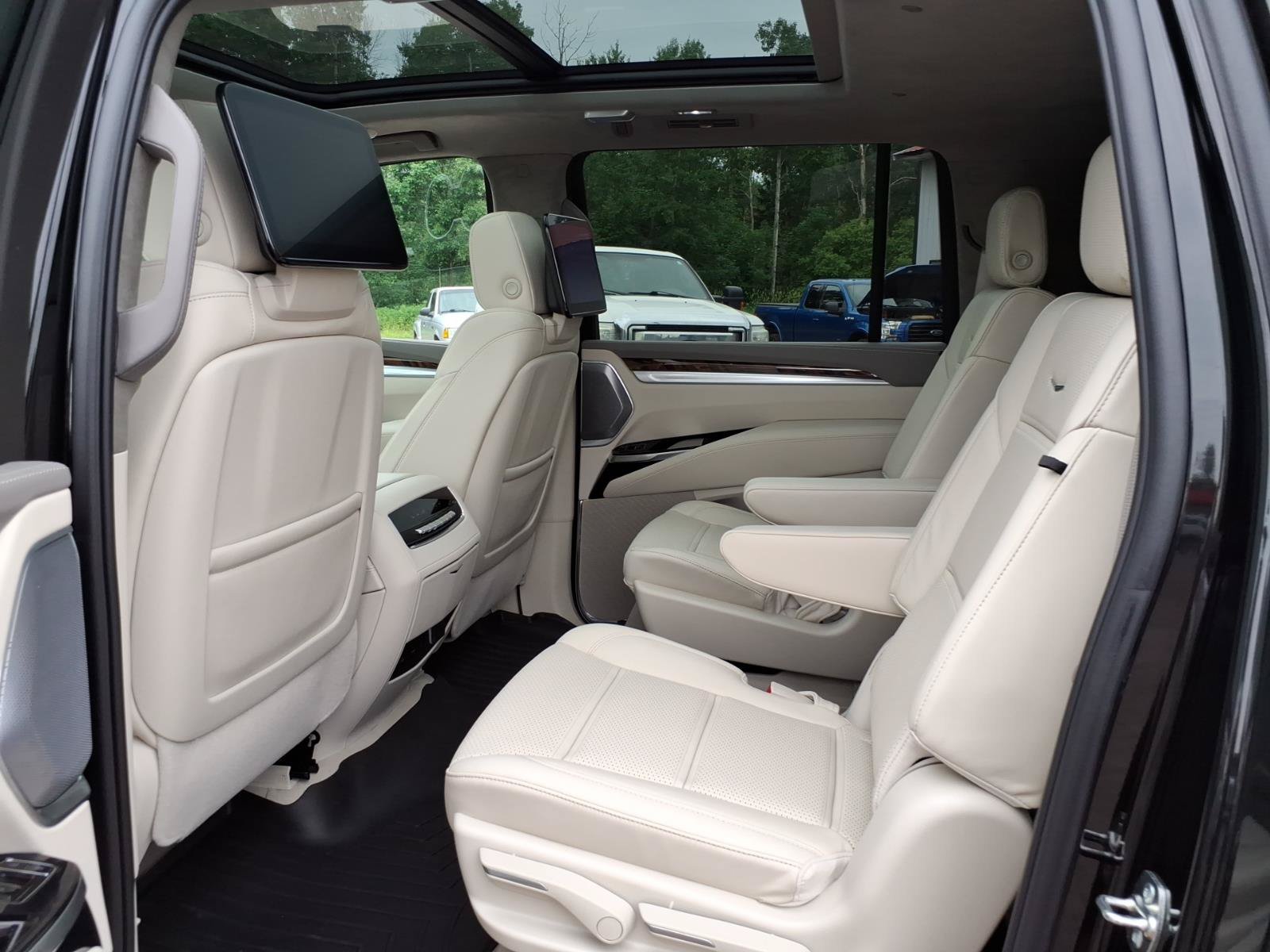 Used 2026 Cadillac Escalade ESV Platinum Sport AWD/4WD image 11