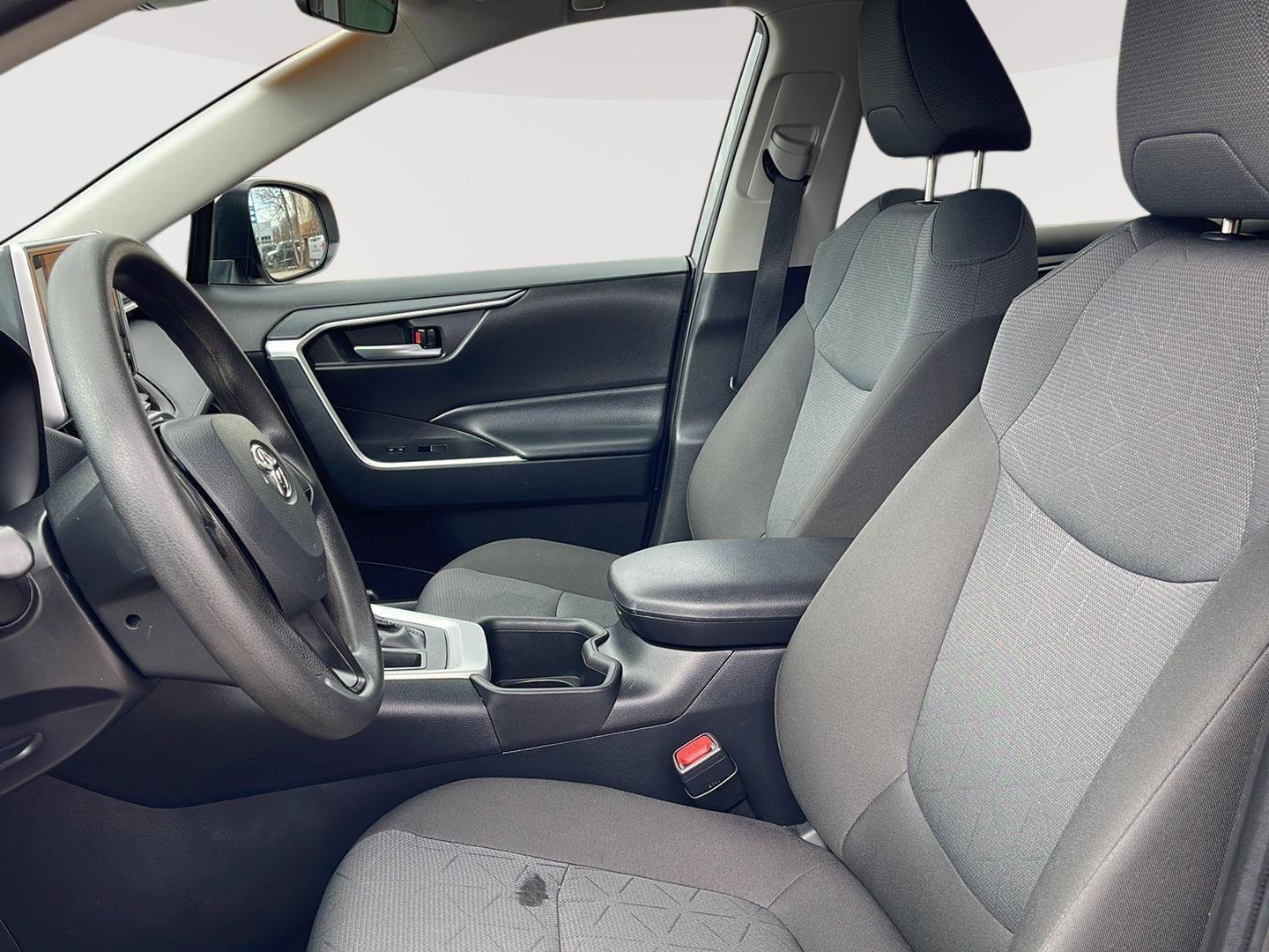 Used 2025 Toyota RAV4 XLE AWD/4WD image 32