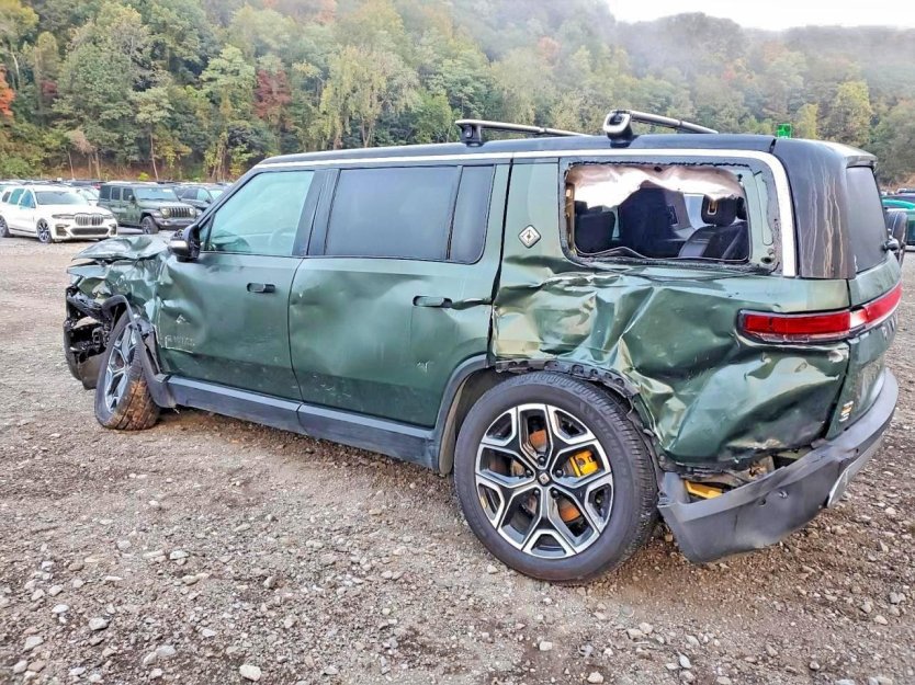 Used 2023 Rivian R1S Launch Edition image 3
