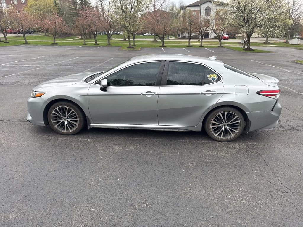 Used 2020 Toyota Camry SE image 4